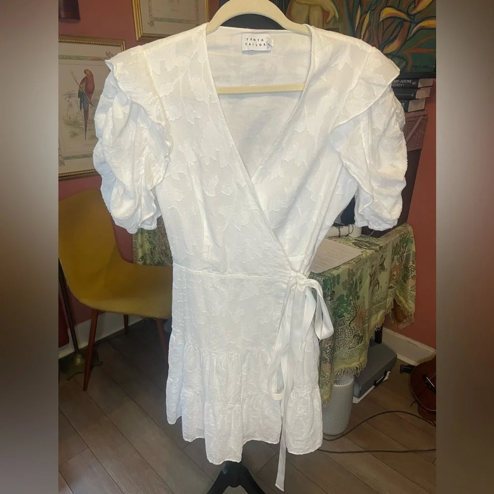 TANYA TAYLOR white floral Kimora Wrap Mini Dress. Ruffles Size 8. Retail $465.